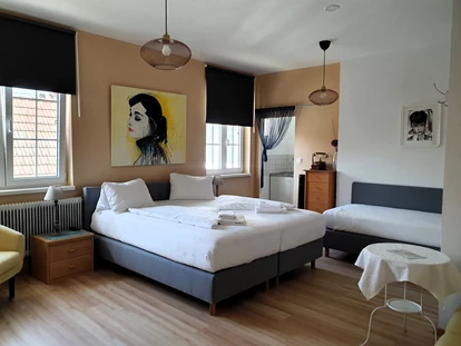 Pensionen - Restaurant - Studio 3-Bett Zimmer
1-3 Personen
Unser Studio ist gemütlich und liebevoll gestaltet und lädt auf ca.30 Quadratmetern zum Verweilen ein.
Lage: 1. Stock, Hofseite.
Küchenzeile mit Kühlschrank und 2 Kochplatten, Wasserkocher, Geschirr, Bexspringbetten, Couch mit Tisch und Sessel, TV, Bad mit Dusche und WC, Haartrockner, Ventilator, Holzfußboden. - Pension Laubenhof