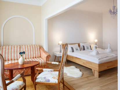 Pensionen - Restaurant - Deluxe Suite
2-4 Personen
Unsere gemütlich eingerichtete Deluxe Suite mit zwei optisch getrennten Schlafräumen und Holzböden ist bei Familien sehr beliebt.
Doppelbett + ausziehbare Schlafsofa
Parkettboden
TV/Wlan
Bad mit Dusche und WC
Föhn
Ventilator
Hofseite
Parkplatz - Pension Laubenhof