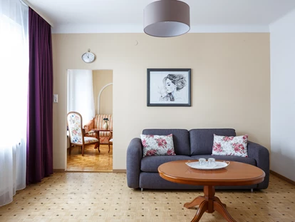 Pensionen - Restaurant - Alle Zimmer und Suiten verfügen über Tisch und Sessel, Kabel TV, WLAN, Bad mit Dusche/Badewanne  und WC, Haartrockner, Ventilator, Handtücher und Badetücher. - Pension Laubenhof