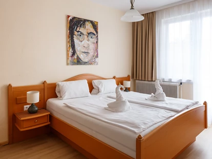 Pensionen - Restaurant - Unsere Doppelzimmer mit Balkon befinden sich auf der Hofseite und sind zw.15 und 19m² groß. Alle unsere Zimmer verfügen über Bad mit Dusche und WC, 
Kabel TV, Haartrockner, Handtücher und Badetücher, Ventilator, Moskitonetz. - Pension Laubenhof