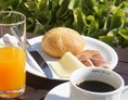 Frühstückspension: Frühstück im Gastgarten - Gästehaus zur Traube