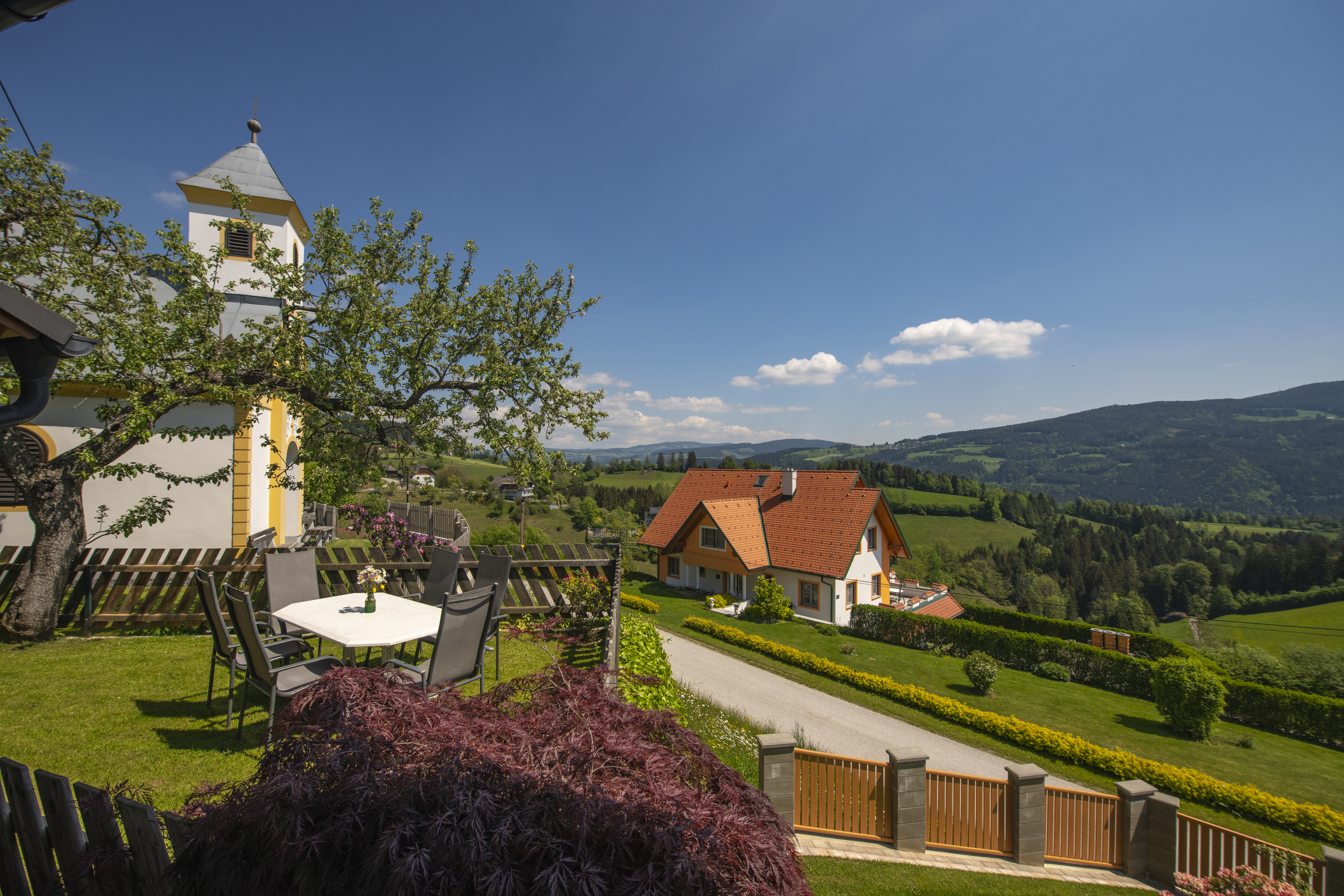 Frühstückspension: Herrlicher Weitblick im Garten der Wohnung Morgenrot. - Ferienwohnungen Perhofer