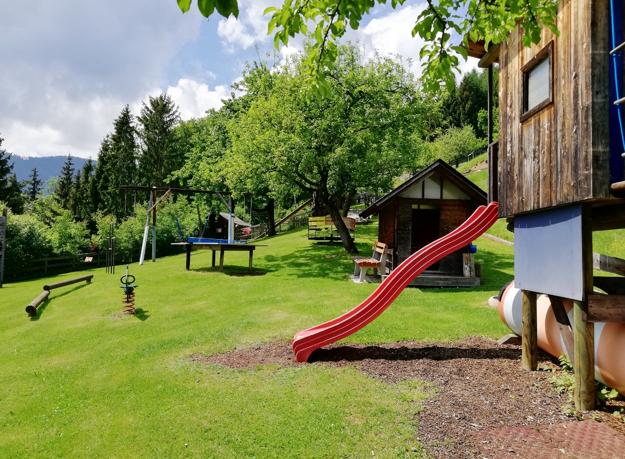Pensionen - Parkplatz: kostenlos bei der Pension - Bad Waltersdorf - Großer Erlebnisspielplatz mit unentlich vielen Möglichkeiten.  - Ferienwohnungen Perhofer