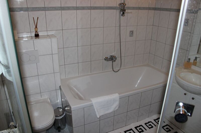 Pensionen - Parkplatz: kostenlos bei der Pension - Mittelburgenland - Badewanne - Privatzimmer Inge