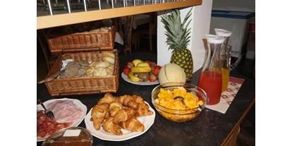 Pensionen - Naturns - Frisches Obst, frisch gebackenes Brot und Croissants zum Früstück - Gasthaus Jaufenblick & Ferienhaus Engele