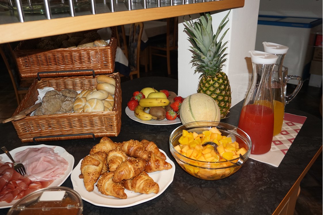 Frühstückspension: Frisches Obst, frisch gebackenes Brot und Croissants zum Früstück - Gasthaus Jaufenblick & Ferienhaus Engele