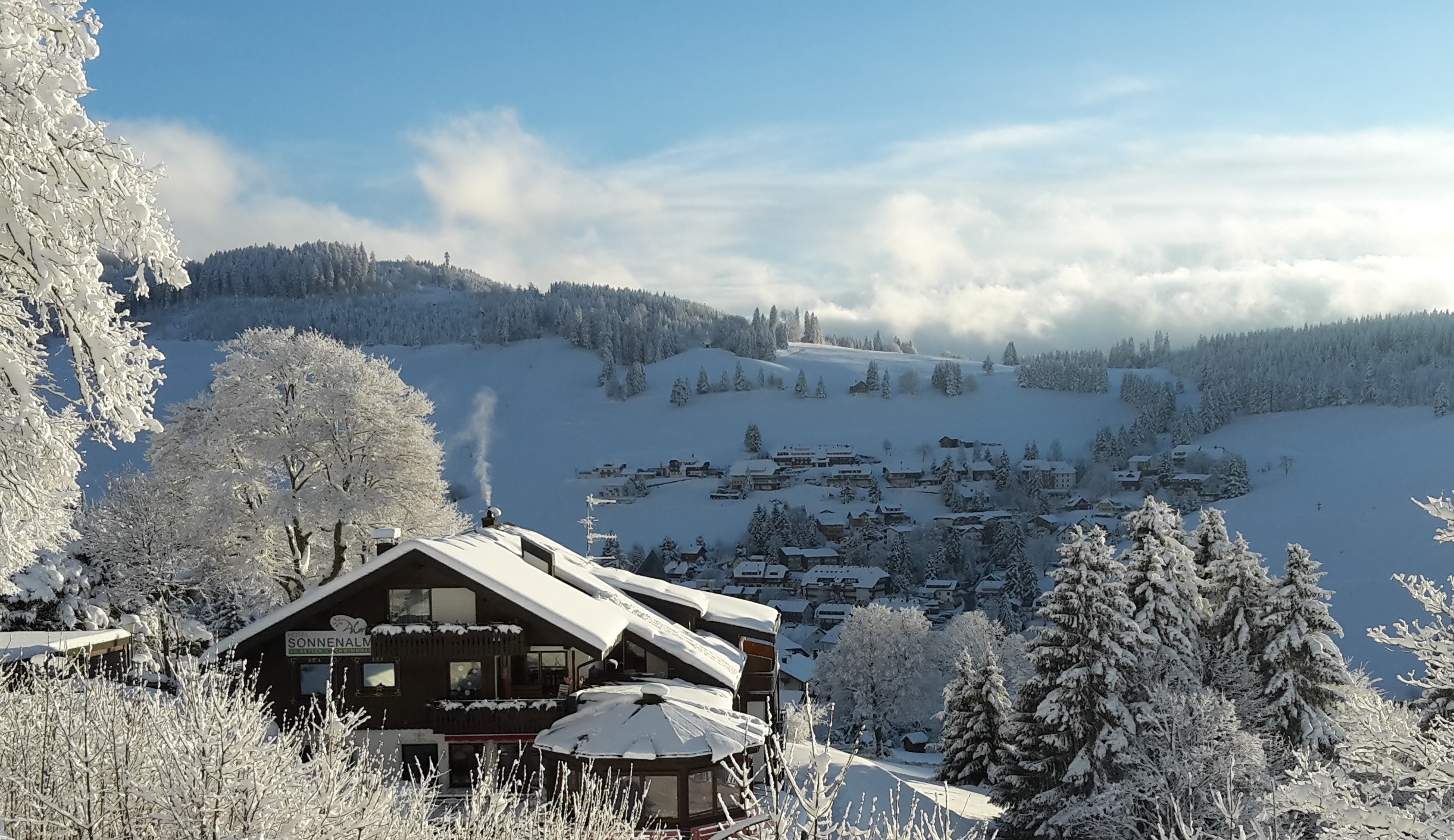 Pensionen - Skilift - Winter mit Blick nach Osten - Bergseele Privat- & Retreathotel Schwarzwald