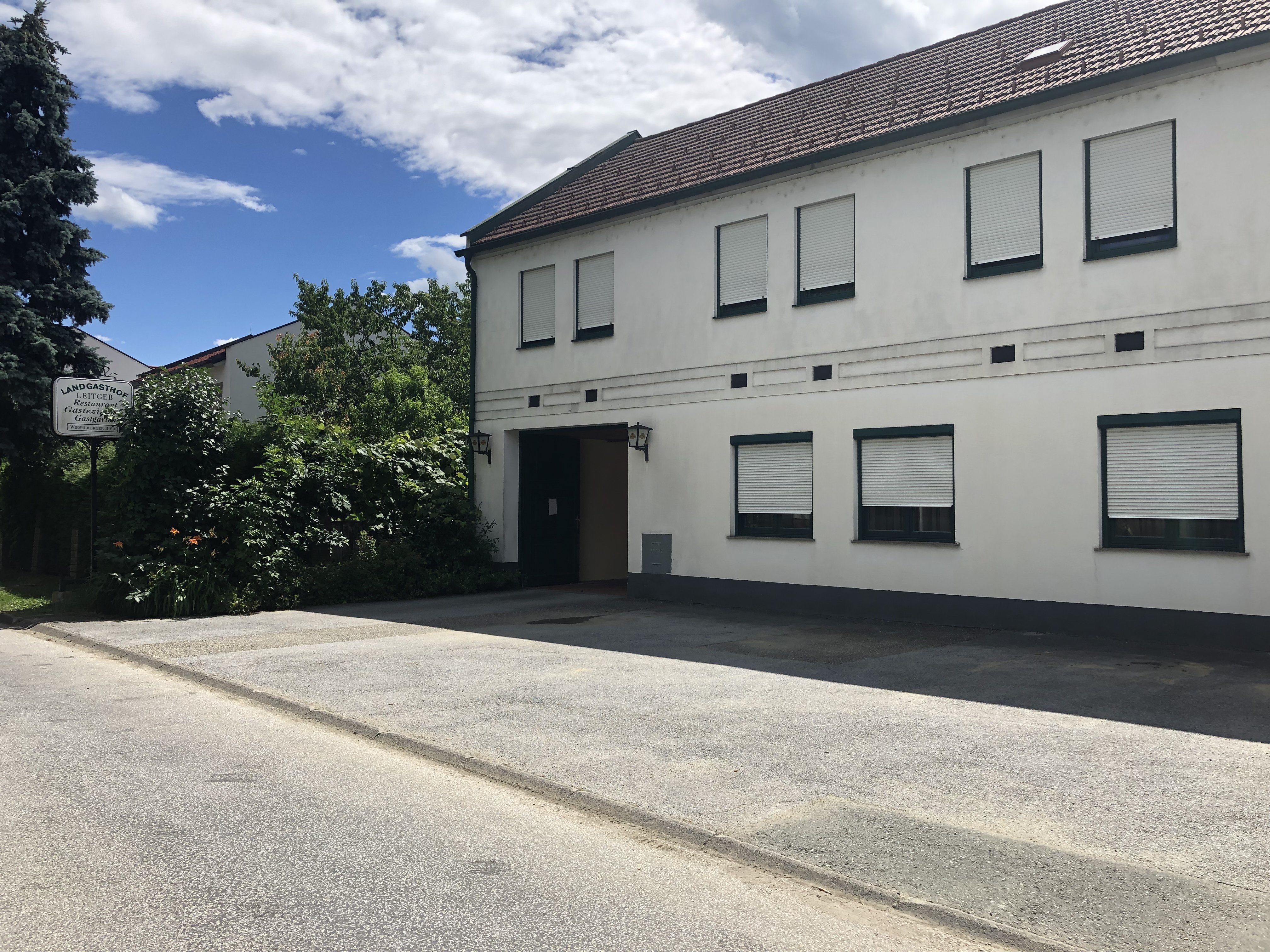 Frühstückspension: Ansicht Gästeparkplatz an der Rückseite (Hintergasse) - Bed & Breakfast Zum Alten Weinstock