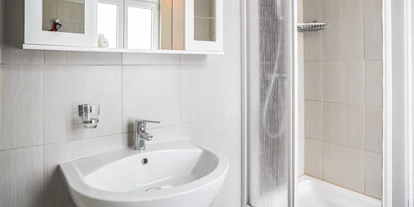 Pensionen - Gumpoldskirchen - Badezimmer mit Dusche - Hotel-Pension Wild