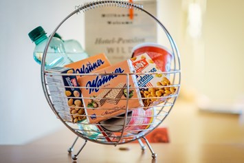 Frühstückspension: Zum Naschen stehen in allen Zimmern Minibarkörbchen zu besten Preisen zur Verfügung - Hotel-Pension Wild