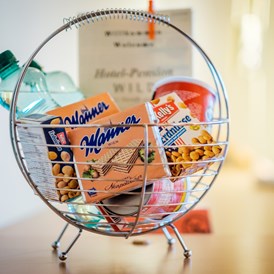 Frühstückspension: Zum Naschen stehen in allen Zimmern Minibarkörbchen zu besten Preisen zur Verfügung - Hotel-Pension Wild