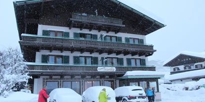 Pensionen - Parkplatz: kostenlos bei der Pension - Leogang - Haus Außenansicht Winter - Frühstückspension und Appartements Norika
