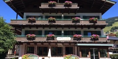 Pensionen - Parkplatz: kostenlos bei der Pension - Leogang - Haus Außenansicht Sommer - Frühstückspension und Appartements Norika
