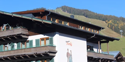Pensionen - Parkplatz: kostenlos bei der Pension - Leogang - Haus Außenansicht Sommer - Frühstückspension und Appartements Norika
