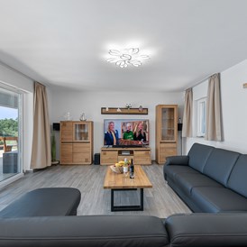 Frühstückspension: Wohnzimmer mit Ledercouch - Villa Jasmin Sumber