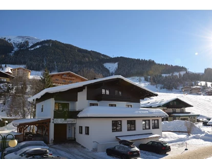 Pensionen - Parkplatz: kostenlos bei der Pension - Leogang - Landhaus Riedlsperger in Hinterglemm Ost. Direkt neben dem Bergfriedlift (Einstieg in den Schicircus Saalbach-Hinterglemm-Leogang mit Fieberbrunn). - Landhaus Riedlsperger