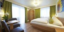 Pensionen - Salzburg - Alle Zimmer sind renoviert und mit D/WC, Haarfön, Kosmetikspiegel, Duschgel, Flat-TV und WLAN ausgestattet. Großteils mit Balkon. - Landhaus Riedlsperger