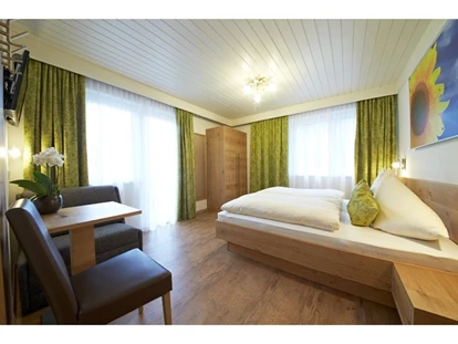 Pensionen - Parkplatz: kostenlos bei der Pension - Leogang - Alle Zimmer sind renoviert und mit D/WC, Haarfön, Kosmetikspiegel, Duschgel, Flat-TV und WLAN ausgestattet. Großteils mit Balkon. - Landhaus Riedlsperger