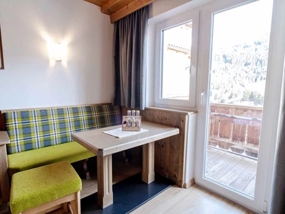 Pensionen - Balkon - Innsbruck - Wohnbereich im Doppelzimmer Comfort - Alpengasthof Hohe Burg