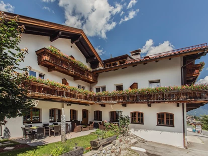 Pensionen - Balkon - Innsbruck - Die Hohe Burg im Sommer - Alpengasthof Hohe Burg