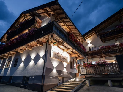 Pensionen - Balkon - Innsbruck - Eingang bei Dämmerung - Alpengasthof Hohe Burg