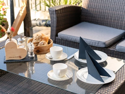 Pensionen - Balkon - Innsbruck - Frühstück auf der Terrasse - Alpengasthof Hohe Burg