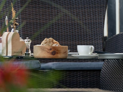 Pensionen - Balkon - Innsbruck - Regionale Produkte beim Frühstück - Alpengasthof Hohe Burg