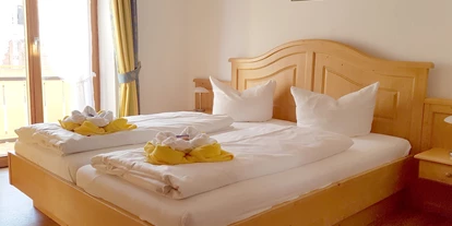 Pensionen - Balkon - Oberstdorf - Beispiel Schlafzimmer - Landhaus Ohnesorg - Ferienwohnungen, Partner der KönigsCard