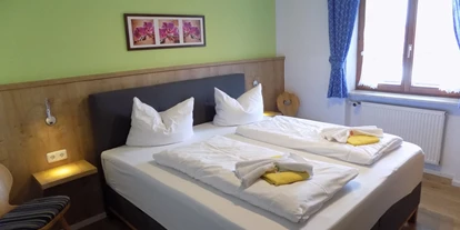 Pensionen - Balkon - Oberstdorf - Beispiel für Schlafzimmer - Landhaus Ohnesorg - Ferienwohnungen, Partner der KönigsCard