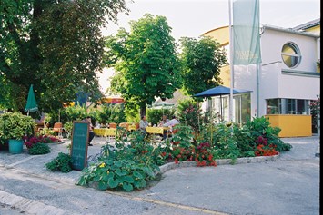 Frühstückspension: Südseitiger Gastgarten mit Kastanienbäumen - Gasthof-Pension Zur Hammerschmiede