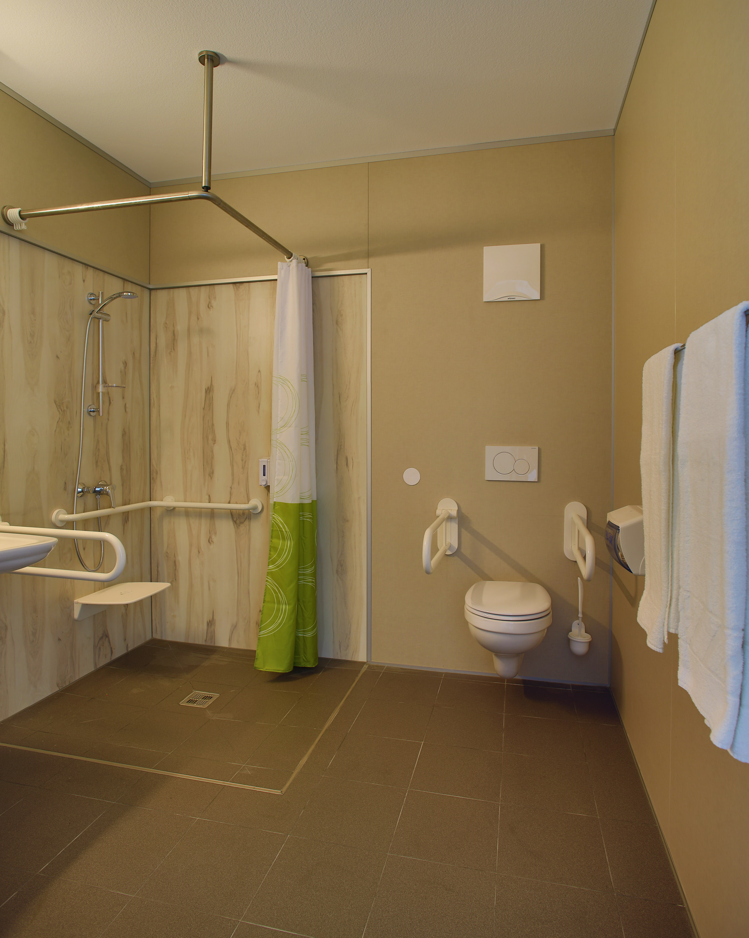 Frühstückspension: Badezimmer im rollstuhlgerechten Zimmer - Smart Motel