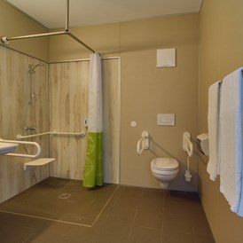 Frühstückspension: Badezimmer im rollstuhlgerechten Zimmer - Smart Motel