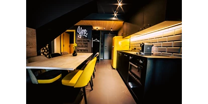 Pensionen - Parkplatz: kostenlos bei der Pension - Alpbach - Ganz nach Freddie´s Geschmack, wurde dieses Apartment im doppelstöckigen Loftstyle 2. Stock & 3. Stock eingerichtet, because we will rock you!
I want it all – das könnt ihr haben! Dieses crazy little thing called love Apartment hat 60m², 3 Schlafzimmer, zwei Balkone, einen großzügigen Wohn-, Küchenbereich, Bad (3,5m²), WC (2 m²) und ist mit a kind of magic eingerichtet! Wenn Sie nun geFLASHed sind, zögern Sie nicht und drücken sie auf den nächsten (fat) BOTTOM“ED“ (girl)  – jetzt buchen! - BOUTIQUE APARTMENTS Oldschool