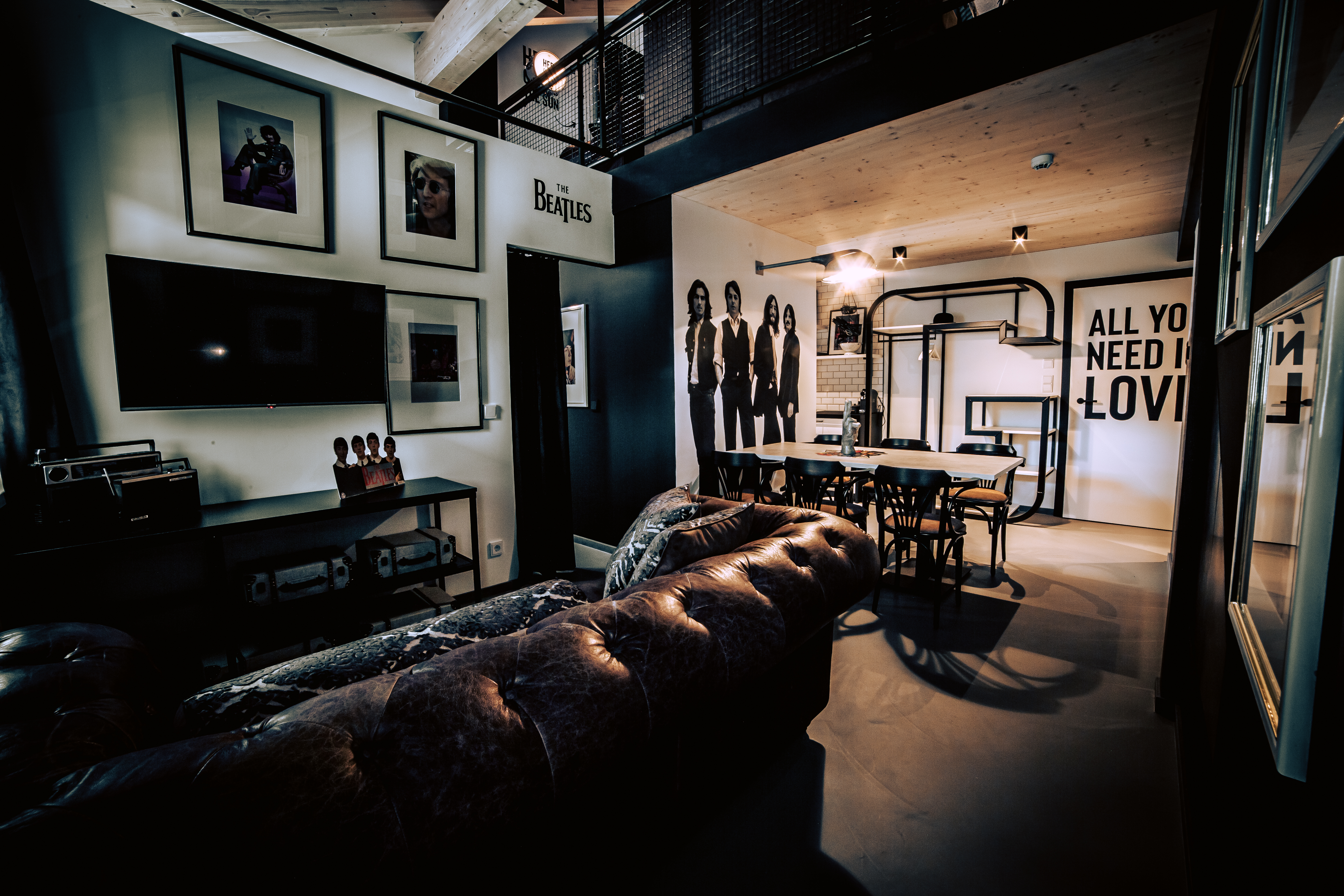 Pensionen - WLAN - Neukirchen am Großvenediger - Wer kennt sie nicht, die 4 Pilzköpfe aus Liverpool. Dieses doppelstöckige Loftstyle Apartment befindet sich im 2. Stock & 3. Stock unseres Boutique Aparthotel Oldschool. All you need is love und natürlich ein voll ausgestattetes Apartment, mit 63m². Es bietet einen großzügigen Wohn-, Küchenbereich, 3 Schlafzimmer, Bad (3,5m²), WC (2m²) und einen Balkon.  - BOUTIQUE APARTMENTS Oldschool