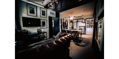 Pensionen - Parkplatz: kostenlos bei der Pension - Alpbach - Wer kennt sie nicht, die 4 Pilzköpfe aus Liverpool. Dieses doppelstöckige Loftstyle Apartment befindet sich im 2. Stock & 3. Stock unseres Boutique Aparthotel Oldschool. All you need is love und natürlich ein voll ausgestattetes Apartment, mit 63m². Es bietet einen großzügigen Wohn-, Küchenbereich, 3 Schlafzimmer, Bad (3,5m²), WC (2m²) und einen Balkon.  - BOUTIQUE APARTMENTS Oldschool