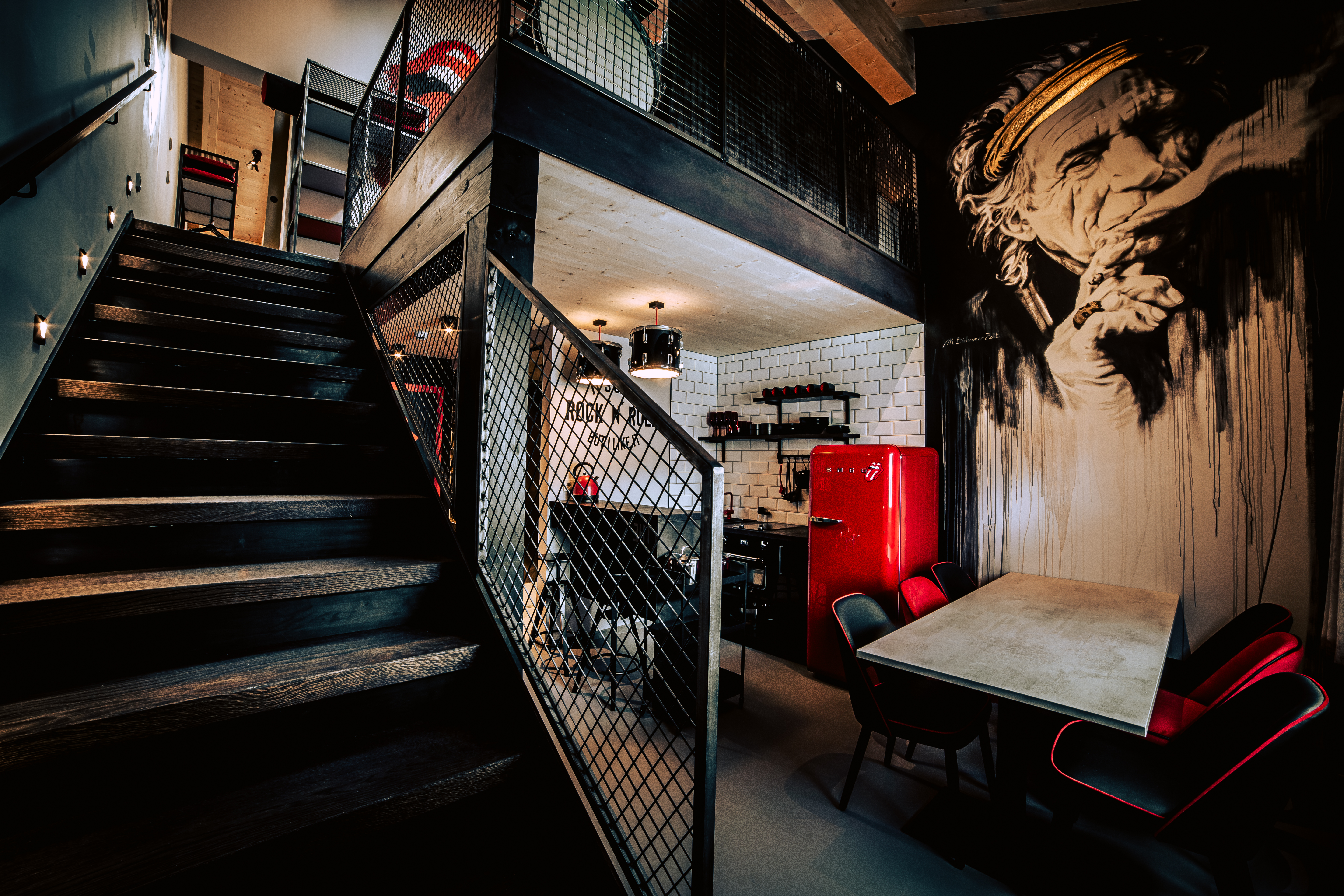 Frühstückspension: Das doppelstöckige Loftstyle paint in black Apartment befindet sich im 2. Stock & 3. Stock unseres Boutique Aparthotel Oldschool. Es verfügt über 55m², in welchen sich folgende Raumeinteilung ergeben: Wohn- Küchenbereich, Bad (3,5m²), WC (2m²) und zwei Schlafzimmer… - BOUTIQUE APARTMENTS Oldschool