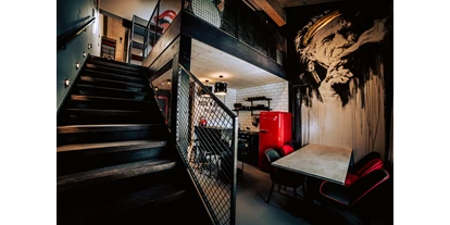 Pensionen - Parkplatz: kostenlos bei der Pension - Alpbach - Das doppelstöckige Loftstyle paint in black Apartment befindet sich im 2. Stock & 3. Stock unseres Boutique Aparthotel Oldschool. Es verfügt über 55m², in welchen sich folgende Raumeinteilung ergeben: Wohn- Küchenbereich, Bad (3,5m²), WC (2m²) und zwei Schlafzimmer… - BOUTIQUE APARTMENTS Oldschool