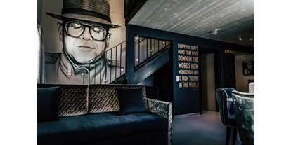 Pensionen - Parkplatz: kostenlos bei der Pension - Alpbach - Auch Nikita mit ihren blue eyes spürt die love tonight und würde sich für dieses zweistöckige Loftstyle Apartment im 2. Stock & 3. Stock des Boutique Aparthotel Oldschool entscheiden.
Wollt auch ihr in diesem 53m² großen Apartment, welches einen vollausgestatteten Wohn-, Küchenbereich, Bad (4,6m²), WC (2m²) & ein Schlafzimmer bietet den Crocodile Rock tanzen... - BOUTIQUE APARTMENTS Oldschool