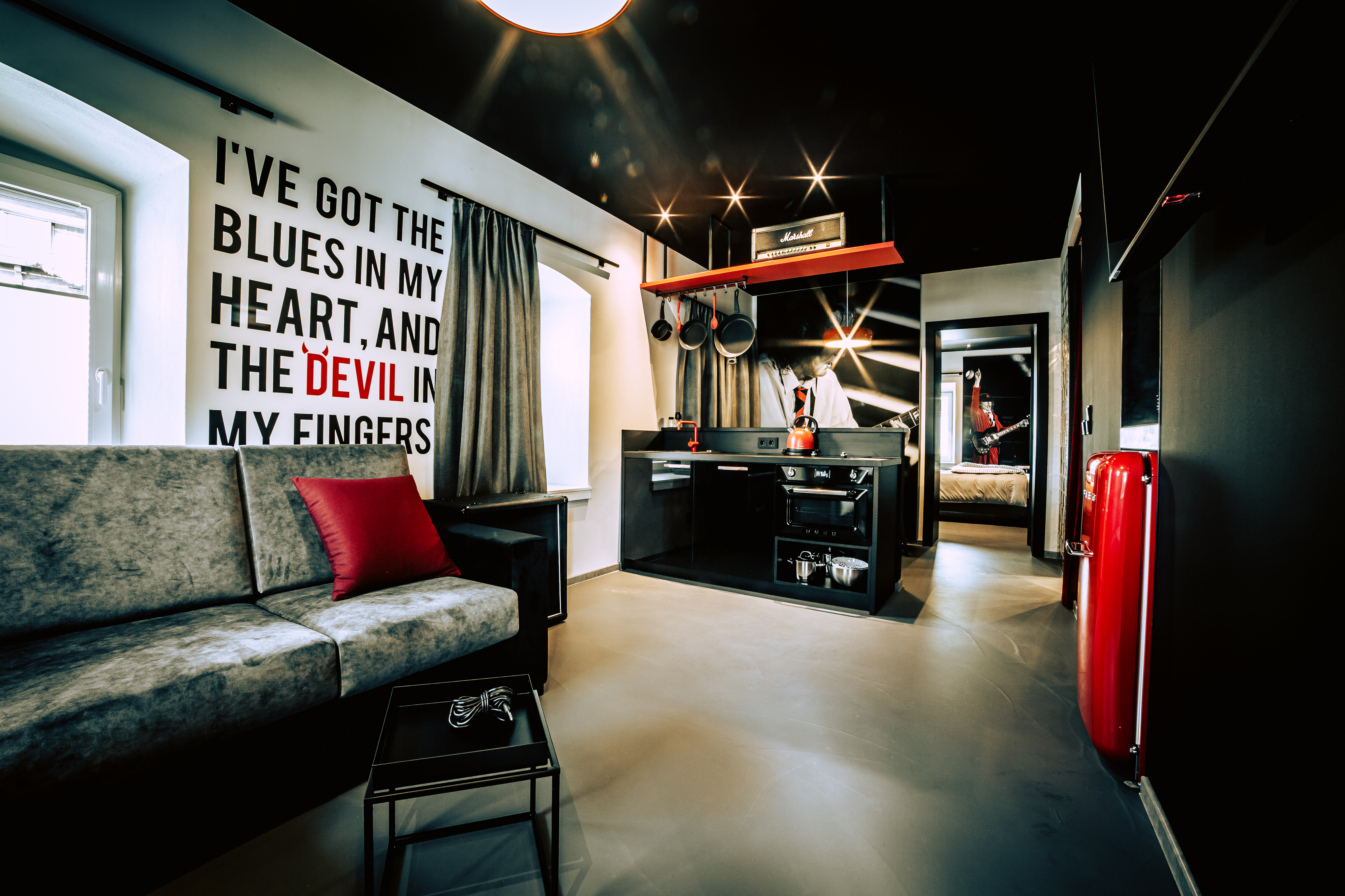 Frühstückspension: Unser High Voltage, Highway to Hell Apartment you shook me all night long befindet sich im 1. Stock unseres Boutique Aparthotel Oldschool. Die 50m² werden durch Wohn-, Küchenbereich, Bad (4,4 m²), WC (2m²), Schlafzimmer und zwei Balkonen ausgefüllt. Wie vom Thunderstruck getroffen, werdet ihr dieses back in black Apartment sehen, fühlen und spüren. Are you ready?... dann buchen Sie jetzt. - BOUTIQUE APARTMENTS Oldschool