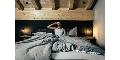 Pensionen - Parkplatz: kostenlos bei der Pension - Alpbach - Schlafzimmer mit Boxspringbett, Stockbett uns Schlafsofas, Bettwäsche, begehbarer Schrank, Kabel Flat-TV mit Radio. - BOUTIQUE APARTMENTS Oldschool