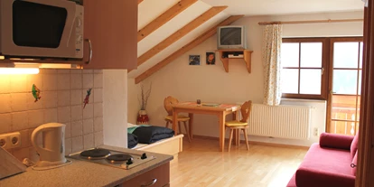 Pensionen - Parkplatz: kostenlos bei der Pension - Mostviertel - Zimmer Nu. 1 "Zum Nussbaum" 2-4 Personen ca. 30 m², mit Kochgelegenheit und Balkon, Dusche und WC getrennt, Preis € 29,- pro Erwachsenen und Nacht (inkl. Frühstücksbuffet exkl. Ortstaxe € 1,60) - Biobauernhof Poidlbauer