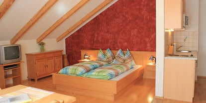 Pensionen - Parkplatz: kostenlos bei der Pension - Mostviertel - Zimmer Nu. 2 "Hochkarblick" 2-6 Personen ca. 40 m², mit Kochgelegenheit und Balkon, Dusche und WC, Preis € 29,- pro Erwachsenen und Nacht (inkl. Frühstücksbuffet exkl. Ortstaxe € 1,60) - Biobauernhof Poidlbauer