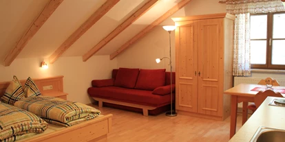 Pensionen - Parkplatz: kostenlos bei der Pension - Mostviertel - Zimmer Nu. 3 "Poidlbauernkogl" 2-4 Personen ca. 30 m², mit Kochgelegenheit, Dusche und WC, Preis € 27,- pro Erwachsenen und Nacht (inkl. Frühstücksbuffet exkl. Ortstaxe € 1,60) - Biobauernhof Poidlbauer