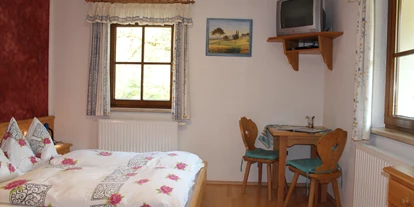 Pensionen - Parkplatz: kostenlos bei der Pension - Mostviertel - Zimmer Nu. 4 "Perneggblick" Doppelzimmer ohne Küche ca. 20 m², mit Dusche und WC, Preis € 25,- pro Erwachsenen und Nacht (inkl. Frühstücksbuffet exkl. Ortstaxe € 1,60) - Biobauernhof Poidlbauer