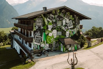 Frühstückspension: Alpine Jungle Mural - BergBaur