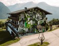 Frühstückspension: Alpine Jungle Mural - BergBaur
