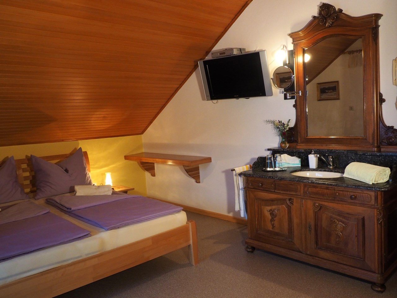 Ferienwohnung & Privatzimmer Wiesmüller Zimmerkategorien 1 Doppelbettzimmer mit Panoramafenster: