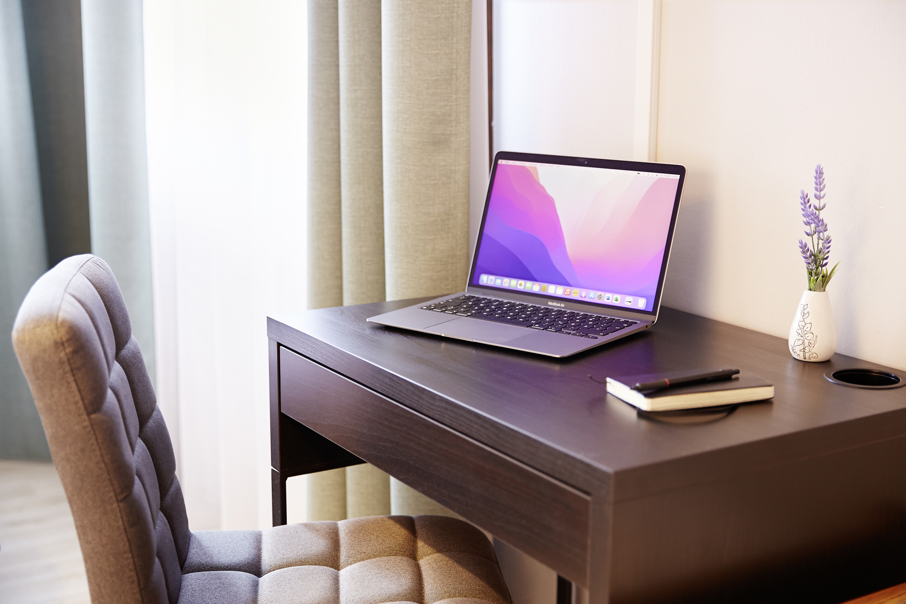 Frühstückspension: Gästezimmer, Detail Schreibtisch - Pension Pia