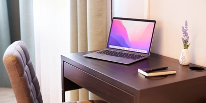 Pensionen - Gumpoldskirchen - Gästezimmer, Detail Schreibtisch - Pension Pia