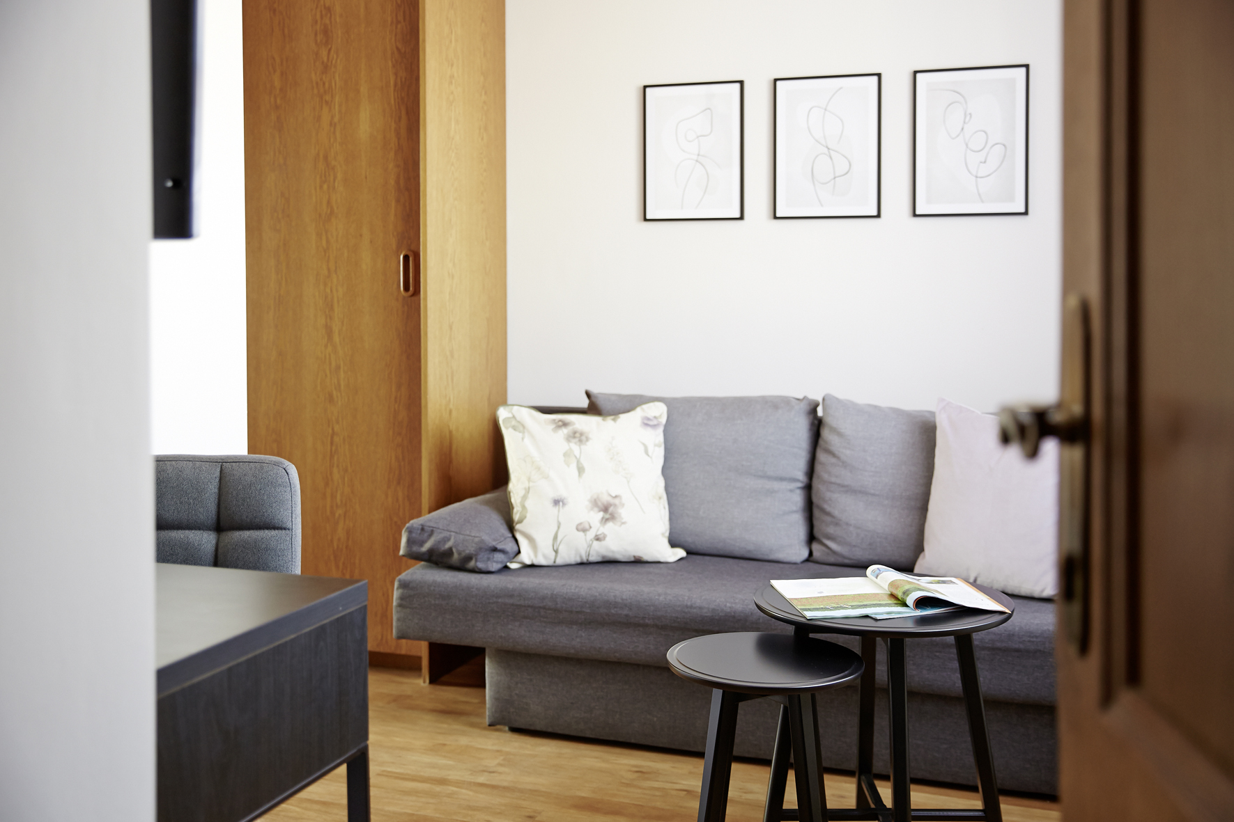 Frühstückspension: Gästezimmer, Detail Schreibtisch und Couch - Pension Pia